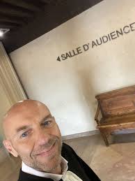 Même si je ne suis pas le meilleur représentant pour la clientèle d'un  salon de coiffure 💇 , cela ne m'empêche pas de le défendre dans un litige  où est en jeu