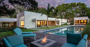 All White Sarasota Home With Lap Pool Asks 4m Modern Courtyard House Modern Courtyard Modern Villas