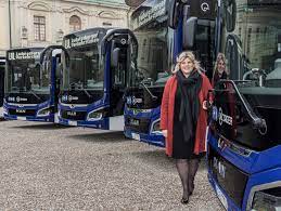 Lvl Chefin Carry Buchholz Hat Eigenen Busfuhrerschein Und Kaufte 50 Man Lion S City Fuhrpark Jager Reiseburo