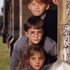 Radcliffe identifies as jewish, and his mother is jewish too. Emma Watson Daniel Radcliffe Et Rupert Grint Facebook