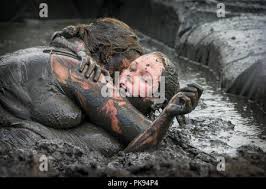 Mud wrestling women -Fotos und -Bildmaterial in hoher Auflösung – Alamy