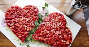 Erdbeerkuchen Hochzeitstorte In Herz Form Stockfotos Und Lizenzfreie Bilder Auf Fotolia Com Bild 787 Hochzeitstorte Herzform Torte Hochzeit Hochzeitstorte