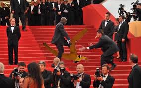 Check spelling or type a new query. Breaking News Lorde Has Fallen Down The Stairs At The Met Gala Lorde