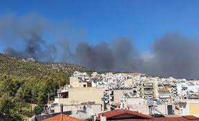 O καπνός από τη φωτιά στα άνω λιόσια, όπως φαίνεται από την πετρούπολη. Nuh4k0zipwqggm