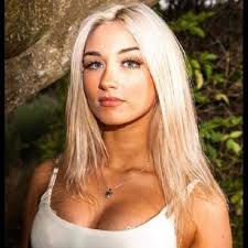 Beth Holmes (@Betholmes19)