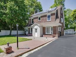 19 Dosoris Way Glen Cove Ny 11542 Brick Dutch Colonial On Huge Fenced Property Spacious Living Room Spacious Living Room Finishing Basement Types Of Houses