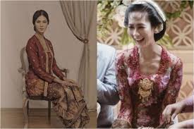Namun, di keterangannya raditya dika justru menuliskan ungkapan yang seolah membela diri sendiri. 8 Kebaya Paula Verhoeven Elegan Untuk Kamu Yang Bertubuh Tinggi