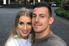 Ditemani Wanita Cantik, Kiper Newcastle Tetap Latihan Meski Sedang Cedera