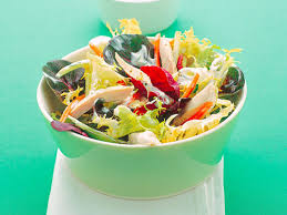 L'insalata di pollo è uno dei must tra le insalate che vengono preparate nel periodo estivo, semplice, gustosa e fresca è l'ideale per vincere la sfida del caldo. Insalata Di Pollo Con Salsa Tzatziki