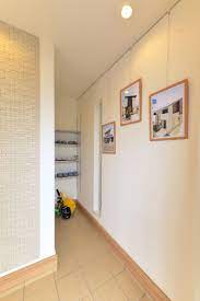 ヘルシーホーム 岡山西展示場 モデルハウス ピクチャーレールで写真を飾っておしゃれな玄関に ピクチャーレール 家 玄関 おしゃれ