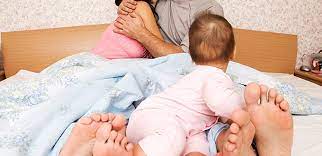 Tidak bisa kita pungkiri bahwa salah satu faktor yang bisa membuat hubungan rumah tangga tetap terjaga keharmonisannya adalah dengan melakukan hubungan intim secara rutin. Seksologi 5 Cara Berhubungan Intim Tanpa Mengganggu Anak Yang Tidur Sehatfresh Com