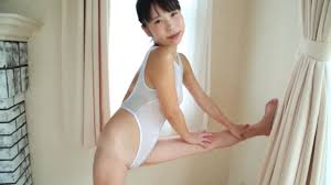 爆乳がこぼれ落ちるビキニ 豊満なボディラインを強調