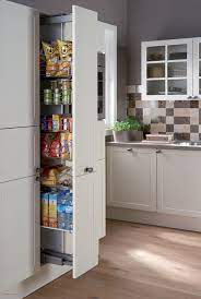 apotheekkast keuken ikea l6s van design keukens en de apothekerskast vergroot de praktische opbergruimte en zorgt voor m keuken ikea keuken keuken opstellingen