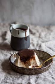 Peanut Butter Panna Cotta With Chocolate Sauce Recette En 2020 Recette Dessert Patisserie Slow Cooker Desserts