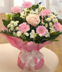 Envio Suave Rosa Y Marfil Flores Aquapack Delivere Floral Arrangements Flower Delivery Flower Delivery Uk