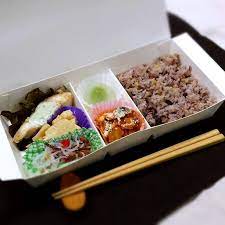 5 29 スズキと豚バラのトマトソース弁当 カロリーは約648kcalです メニュー スズキのバジルチーズソース 豚バラのトマトソース煮 蒟蒻の涼風団子 春雨サラダ 筍の煮物 雑穀米 メニュー 弁当 チーズソース