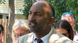 Making custom knives a work of art for area craftsmen