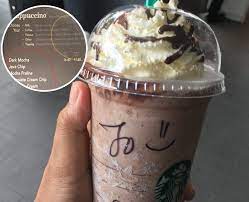 Ini tempat emang bukan cuma sekedar ngopi doang, tapi di dalemnya erat dengan unsur prestise alias gengsi tapi tujuan gue nulis gini buat ngasih tau nih, apa aja sih minuman yg ada di starbucks itu? Ni Step Ringkas Nak Order Minuman Starbucks Buat Yang Jarang Jarang Bawa Famili Minum Di Sini Keluarga