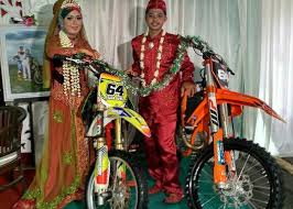 Cuplikan balap motor cross 'motocross 2016 championship' indonesia jogja by kratingdaeng di sirkuit tembakrejo sleman yogyakarta. Anak Motor Banget Resepsi Nikah Motornya Enggak Boleh Ketinggalan Gridoto Com
