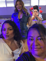 Que lindo se siente cuando salgo a hacer mandados y me reconocen en público  y me piden una foto… Para mi es un gran honor contar con el apoyo de tanta  gente