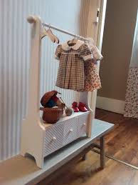 Un Portant Pour Vetements De Poupees Francoise Ses Poupees Et Ses Creations Rangement Habits Rangement Vetement Portant Vetement Bois