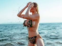 Νίκησα τον καρκίνο με όπλο το χαμόγελο. H Eyrydikh Papadopoyloy Pozarei Topless Kai Rixnei To Instagram Celebrities News 24 7