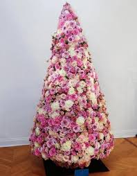 Namun ternyata beberapa orang ingin mencoba hal yang sedikit berbeda, misalnya mengganti pohon cemara dengan sesuatu yang lain seperti membuat 'pohon' dari tumpukan. The Romp Family 30 Ide Keren Hiasan Natal Kreasi Anak Paud