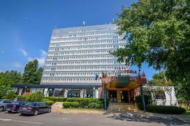 Hotel voila mamaia are o capacitate de 200 de camere si este amplasat in nordul statiunii chiar pe malul lacului siutghiol, oferind o priveliste superba catre lac. Hotel Perla Reviews Mamaia Romania Tripadvisor