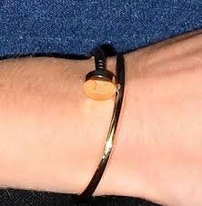 With its fifth avenue mansion converted to a precious garage, cartier unveils a concept honoring its iconic juste un clou and ecrou de cartier jewelry lines that pay homage to the ordinary nail, screws. Beatrice D York Prouve Son Amour A Edoardo Mapelli Mozzi En Portant Un Bracelet Cartier Personnalise