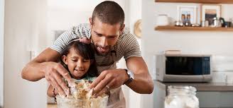 Cuisiner avec ses enfants : un moyen ludique de renforcer le lien | Vous!  par Macif