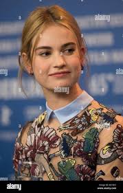 Attrice lily james immagini e fotografie stock ad alta risoluzione