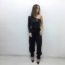 Tugce Saray Official On Instagram Deri Tek Kol Bluz Ve Saten Pantolon In 2020 Fashion Strapless Top Women