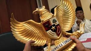 Lambang negara indonesia berbentuk burung garuda yang kepala menoleh ke kanan. Makna Lambang Dan Isi Pancasila Ini Butir Pengamalan Sila 1 5