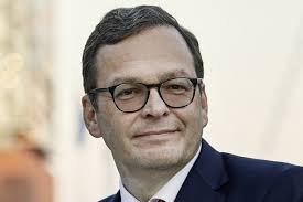 This signifies a different phase for the bank as it looks to expand its services to the growing crypto industry. Private Banking 2035 Die Bank Als Personlicher Coach