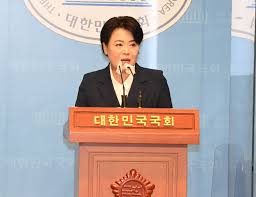 '저는 임차인입니다' 연설로 유명한 윤희숙 국민의힘 의원이 2일 대선 출마를 선언했다. B0lauqrstiv2wm