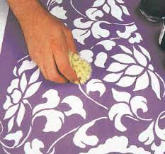 Lo stencil è un metodo decorativo semplice, ideale per personalizzare le stanze di una casa e portare un tocco decorativo lasciandosi guidare dall'immaginazione. Decorazioni Stencil