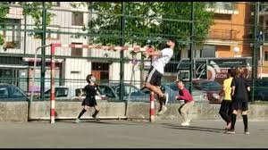 Aprender idiomas en el extranjero: Video Villalibre Juega Un Partido Con Unos Ninos De Gernika En La Calle