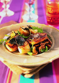 Fricassee De Saint Jacques Au Foie Gras Et Aux Girolles Recettes De Cuisine Entree Gastronomique Gastronomie