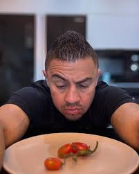 איך להתמודד עם רעב בדיאטה? 🍽️ כשאתה בתהליך חיטוב או גרעון קלורי, תחושת רעב  היא חלק מהמשחק