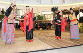 Sebuah tarian tradisional suku kaum bidayuh yang dirakam bagi tujuan video penyertaan festival tari malaysia zon sarawak. Bidayuh Traditional Dance Dayak Cultural Foundation 254661 A