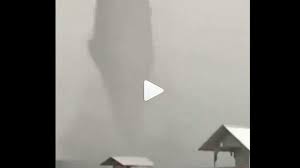 Warga pun mengabadikan fenomena langka itu dalam video yang kemudian tersebar. Rikjhpmhmkftpm