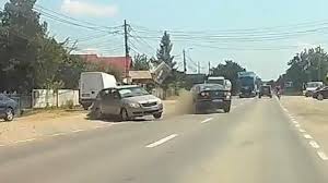 Nu ne asumam raspunderea pentru pagubele produse. Accident Filmat Intre VÄlenii De Munte Èi PloieÈti DupÄ Ce Un Èofer A Intrat Pe Contrasens