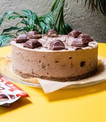 Fouetter le philadelphia avec la vanille et le sucre glace. Kinder Bueno Cheesecake Website