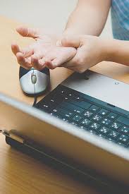 Når kroppen utsettes for kulde, beskytter kroppen vanligvis blodet fra kulden ved å presse arteriene under huden og øke blodstrømmen i de dype årer. Musearm Symptomer Pa Museskade I Fingre