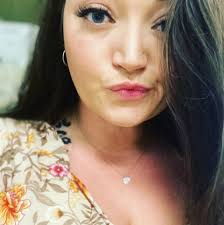 Is there any FEMALE that is a fitness instructor/coach or just an avid  weight lifter (not talking just go to the gym. Looking for someone who  truly knows what they are doing).