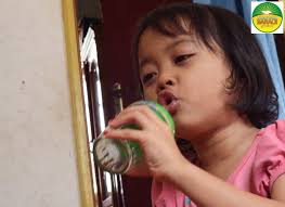 Membuat alat musik dapat menjadi kegiatan yang menyenangkan. Tumbang Baraoi Membuat Mainan Gendang Balon