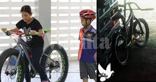 Membaling bola secara bertujuan sambil menggerakkan. Jam 12 Malam Masih Ada Anak Anak Berbasikal Lajak Mujur Tak Tergilis Mingguan Wanita