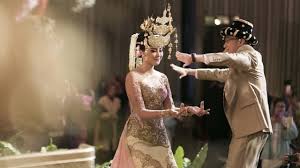 Maybe you would like to learn more about one of these? 5 Desainer Kebaya Indonesia Yang Bisa Sempurnakan Hari Pernikahanmu Kumparan Com
