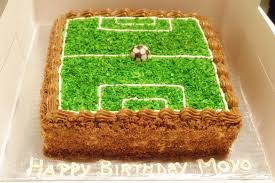 This football field birthday cake is a great cake to make for any football or sports fan. Football Field Cake Cake By Maryfergin Cakesdecor