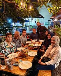 Ketika menunju pintu masuk zoo melaka hujan sudah mula turun apa lagi berlari kami anak beranak untuk mengelak hujan yang turun. Percutian Singkat Ke Melaka Di Tahun Baru 2021 Azie Kitchen